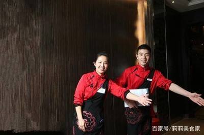 海底捞服务热情过度引热议 顾客感叹“我只是想单纯吃个火锅”