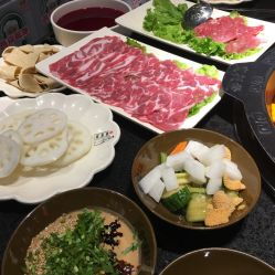 宽板凳老灶火锅 八一制片厂店 纯正火锅的味蕾盛宴